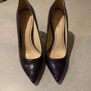 NWOB Pour la Victoire Purple Snakeprint Leather Pumps sz 8.5 M
